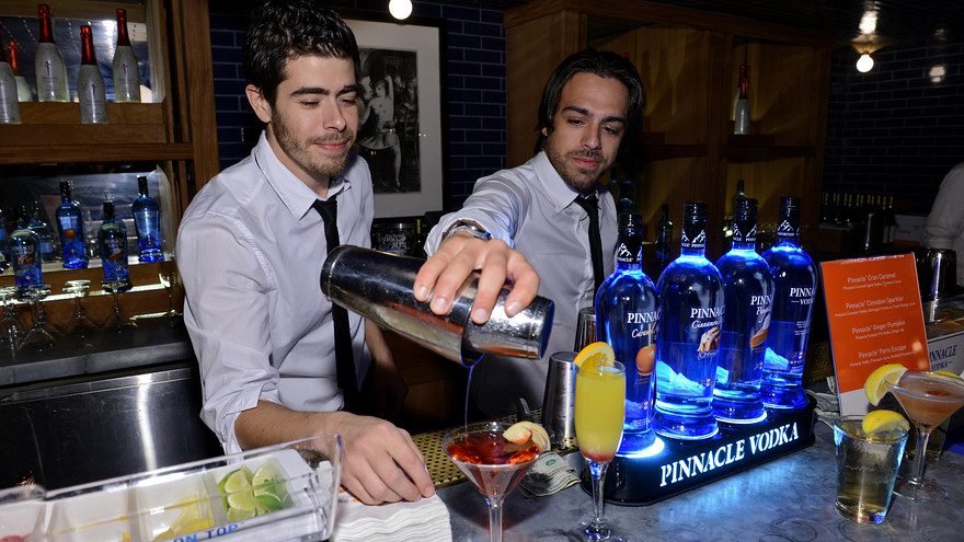 Bartender Jobs in Canada For Foreigners